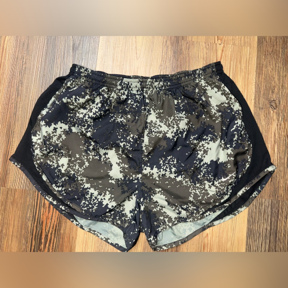 Women’s Large Nike Tempo shorts